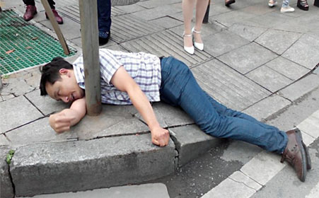 突然抽搐、翻白眼是怎么回事